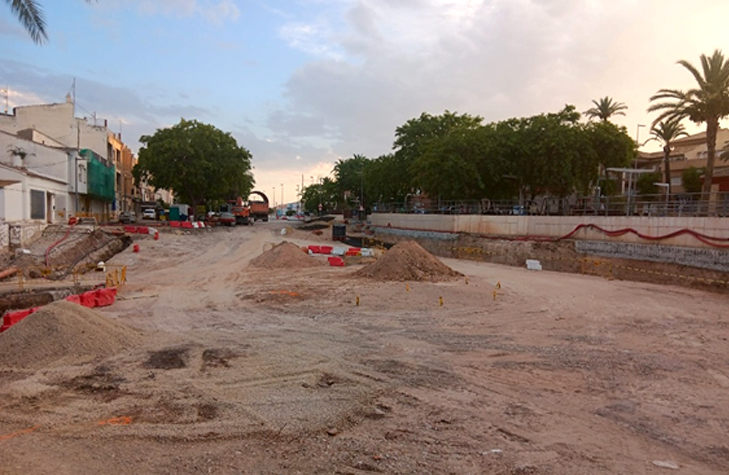 Las obras de la nueva glorieta en la avenida Juan Carlos I continan durante el mes de agosto